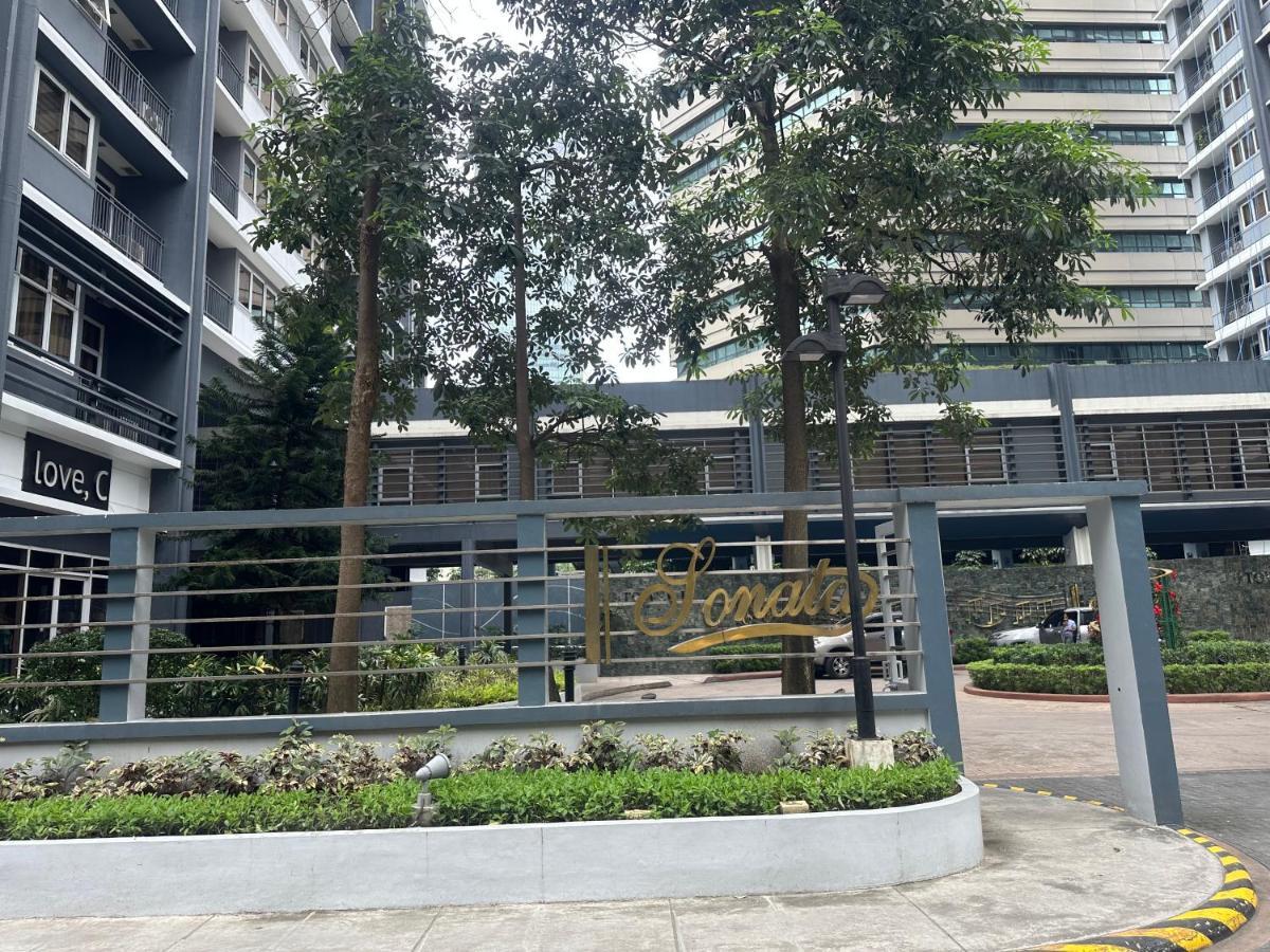 Luxury Suite Across Sm Megamall Apartment